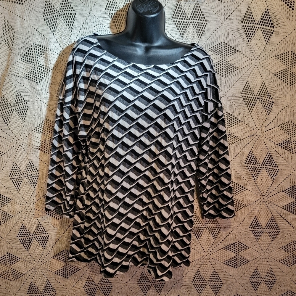 Dressbarn size large women's 3/4 sleeve balck and white top